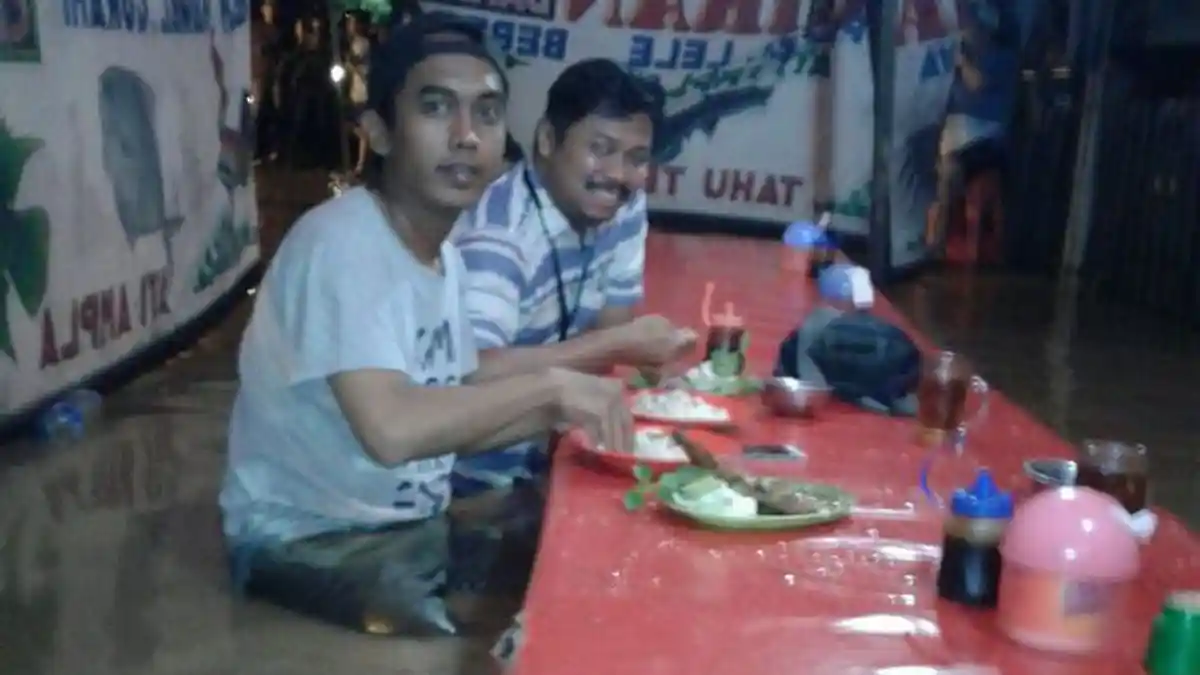 Warung Pecel Lele Ini Jadi Viral Karena Tetap Ramai Meski Banjir, Ternyata Ini Rahasianya