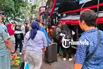 Pemudik-yang-tiba-di-Terminal-Pilangsari.jpg