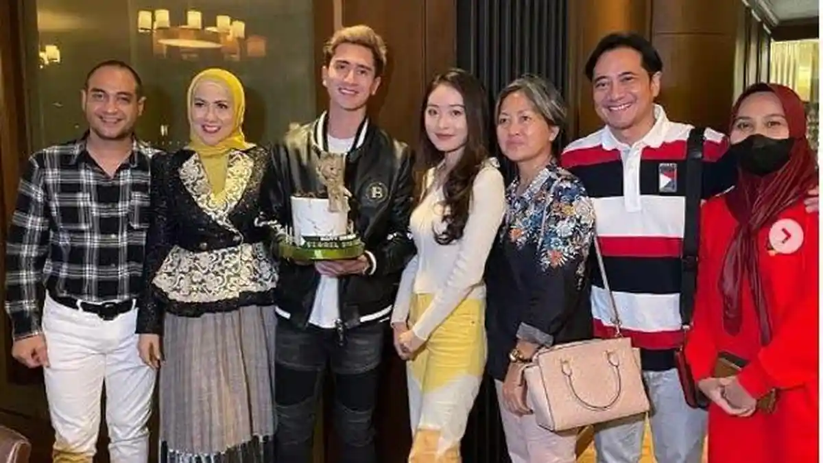 Natasha Wilona Bawa Kue Ulang Tahun Dihadapan Verrell Bramasta dan Keluarganya