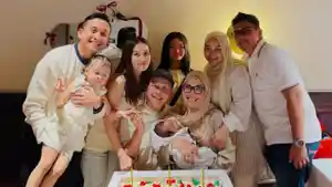 Kevin-Gusnadi-ikut-rayakan-ulang-tahun-Abdul-Rozak-ayah-Ayu-Ting-Ting.jpg