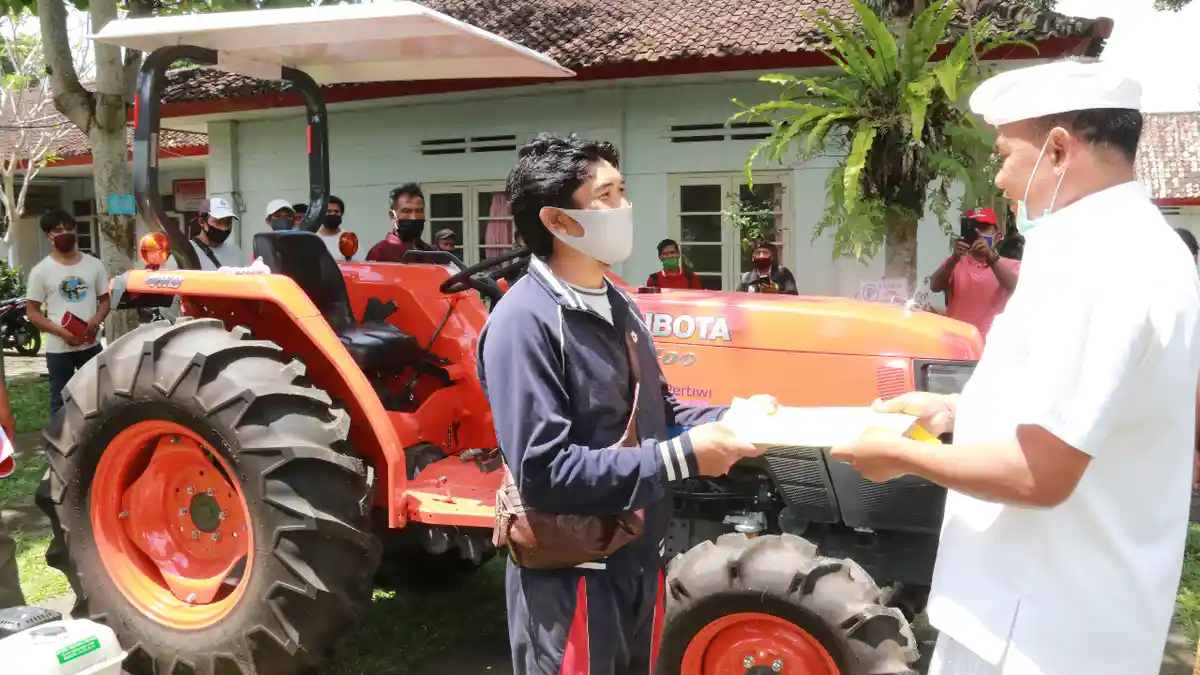 Bupati Bangli Serahkan Bantuan Alsintan Pada 11 Kelompok Tani