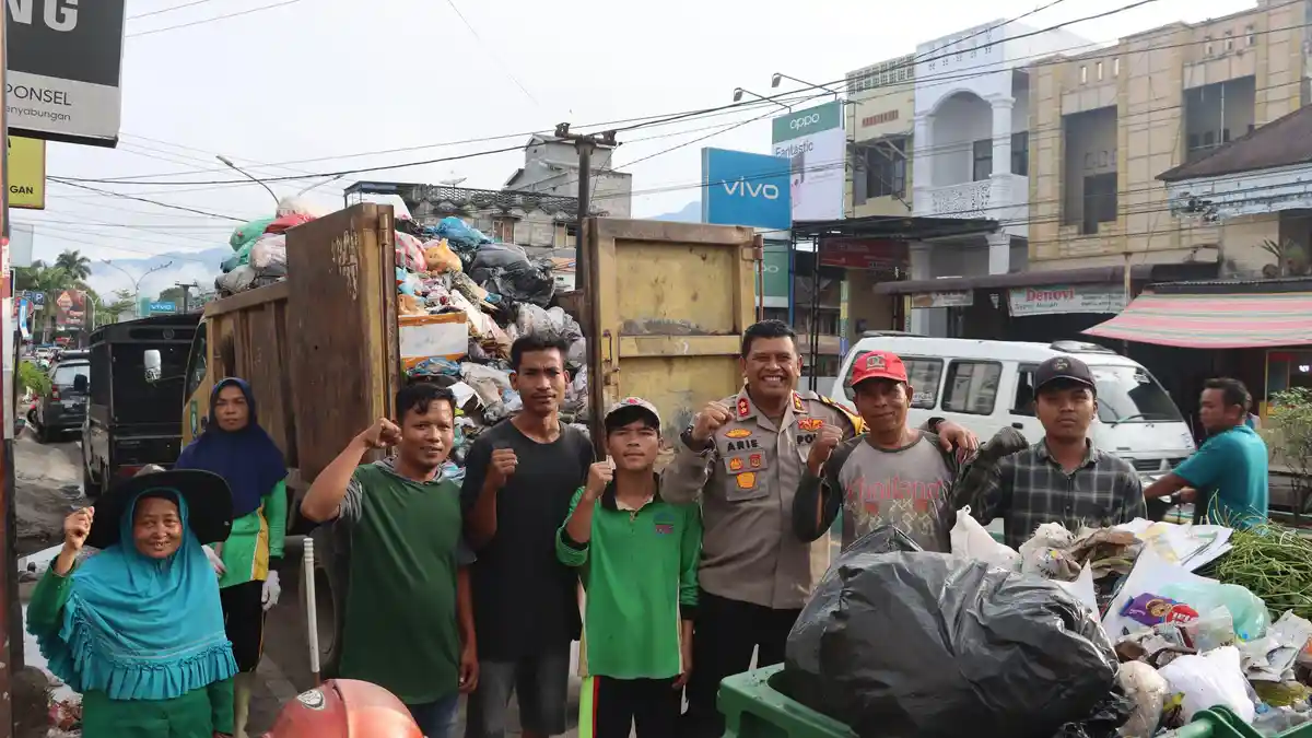 Tak Membeda-bedakan Kelas Sosial, Kapolres Madina Membumi, Sambangi Pedagang Sembako Pasar Lama