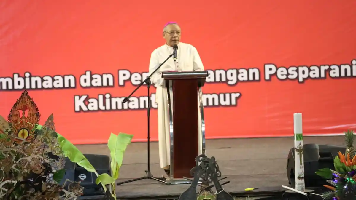 Uskup Mgr Yustinus Harjosusanto Pimpin Misa Natal Bareng 2.700 Umat Katolik se-Balikpapan