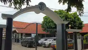 Gerbang-depan-SMAN-1-Cileunyibb.jpg