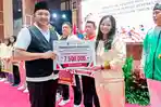 Bupati-Pasuruan-Rusdi-Sutejo-memberikan-reward-kepada-insan-olahraga-pasuruan.jpg