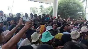 Massa-Demo-Tolak-Tambang-di-Kantor-Gubernur-Babel.jpg