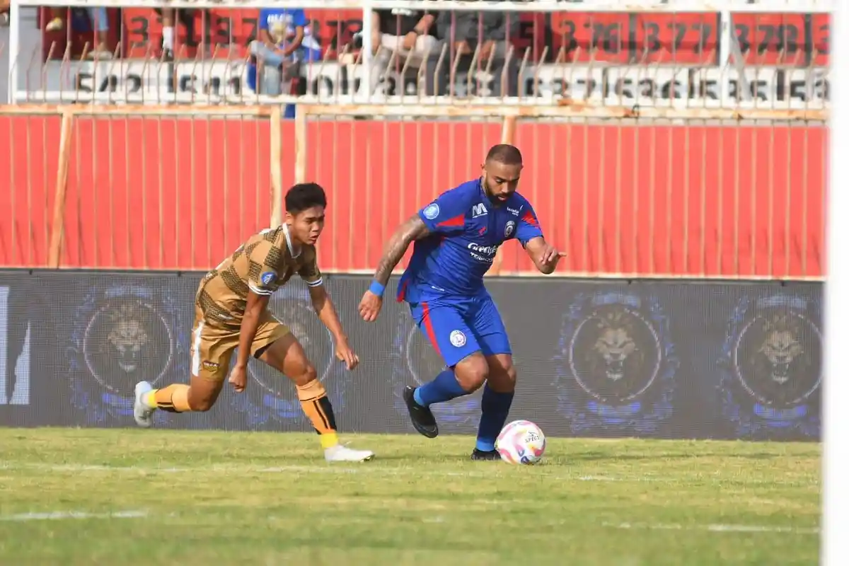 Skor Arema FC vs Dewa United 0-0, Singo Edan Harus Puas Berbagi Poin, Julian Guevara Dirawat Serius
