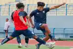 pemain-gresik-united-saat-latihan-acara-launching-tertunda.jpg