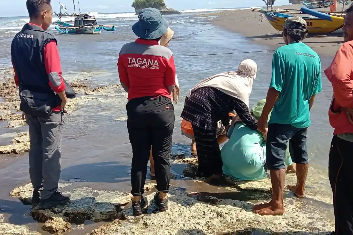 Firman Terseret Ombak di Pantai Muaragatah Pangandaran Belum Ditemukan, Ibu: Nak, Ayo Pulang