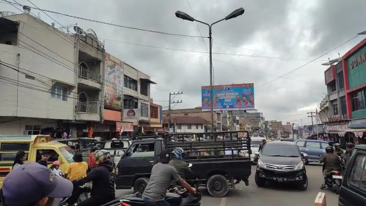 Pawai yang Diselenggarakan Pemkab Karo Bikin Macet, Pengendara Cari Sendiri Jalur Alternatif