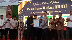 Kapolres-Bogor-AKBP-Wikha-Ardilestanto-menerima-penghargaan-atas-pencap.jpg