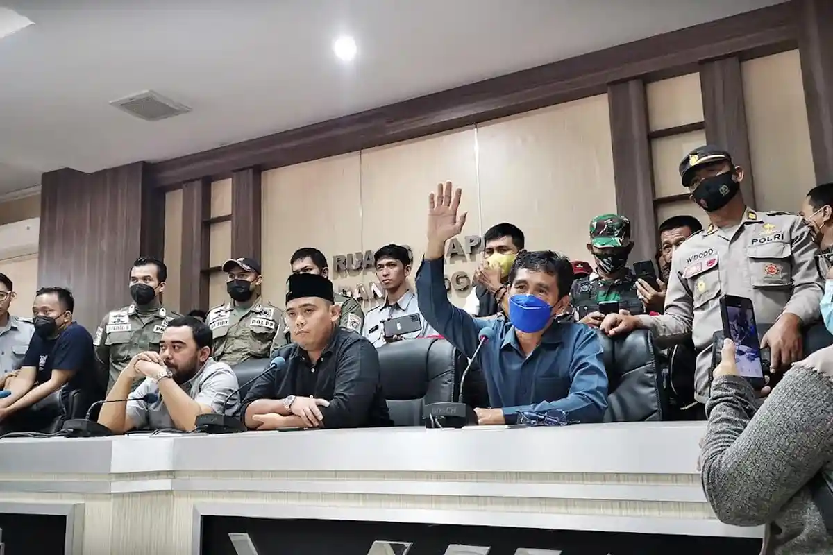 Foto: Mantan Ketua RT/RW Unjuk Rasa di Kantor DPRD Makassar - mantan-ketua-rtrw-dari-15-kecamatan-se-kota-makassar-berunjuk-rasa-di-kantor-dprd-1.jpg