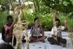 Seniman Ludruk Meimura Ajak Anak-anak Bermain Wayang Suket