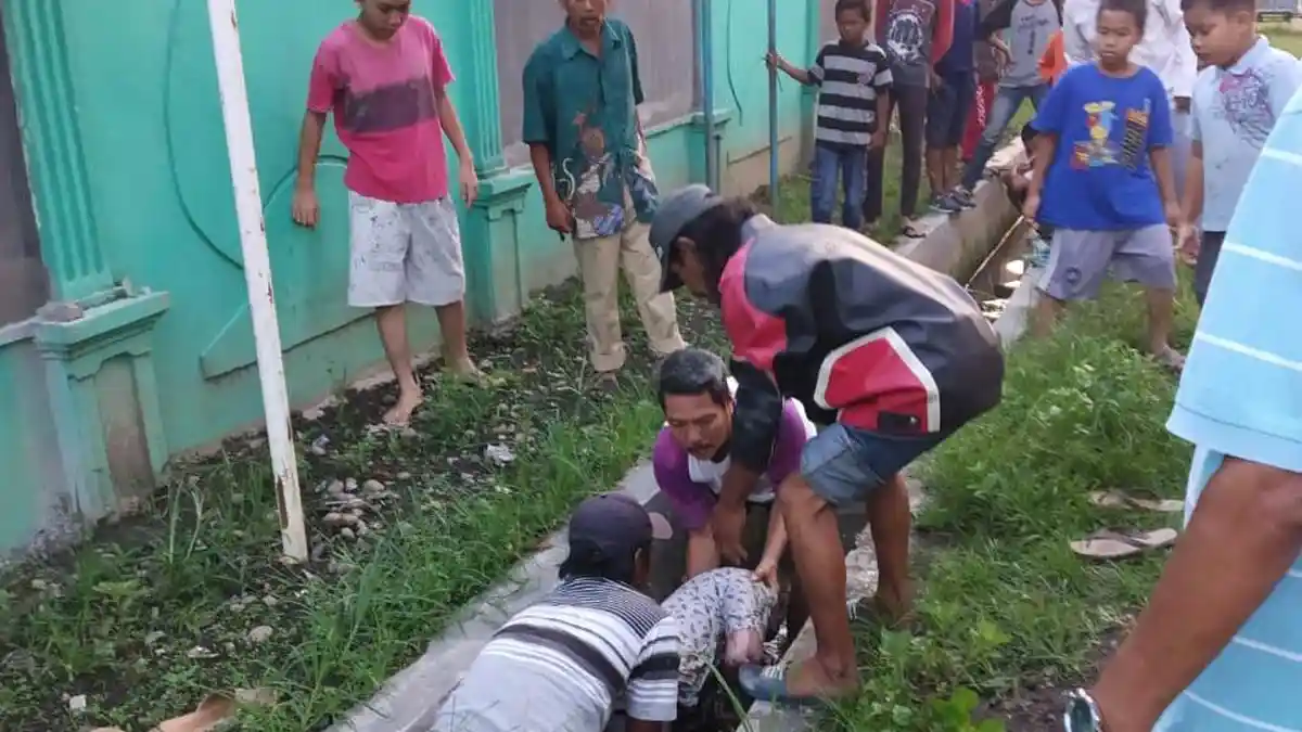 Temuan Jenazah Pria di Parit Depan Pesantren Bikin Geger Warga