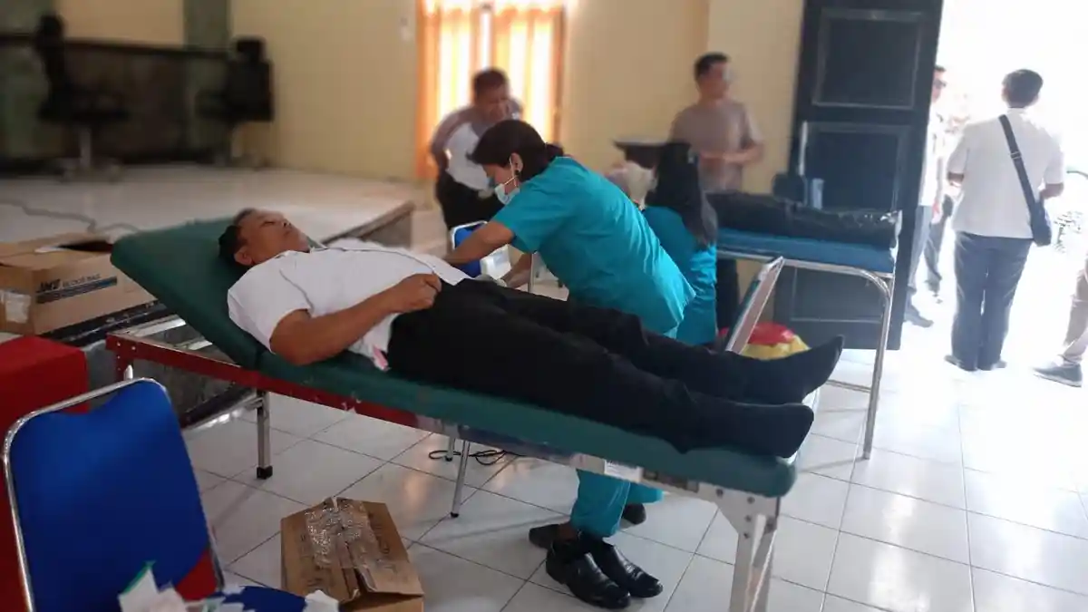 Jelang HUT Ke-78 Bhayangkara, Sie Dokkes Polres Toba Cek Tensi dan Donor Darah Personel dan Keluarga