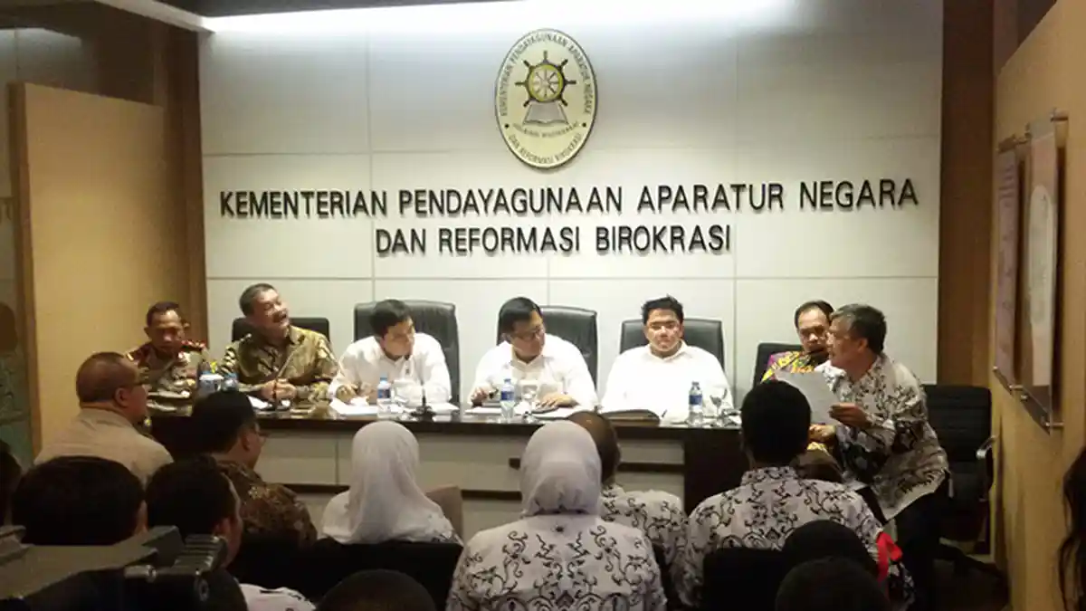 Menteri Yuddy Bakal Kaji Tuntutan Guru Honorer