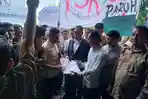Perwakilan-dari-Aliansi-Tenaga-Kontrak-Non-ASN-Pemerintah-Aceh-menyerahkan-petisi.jpg