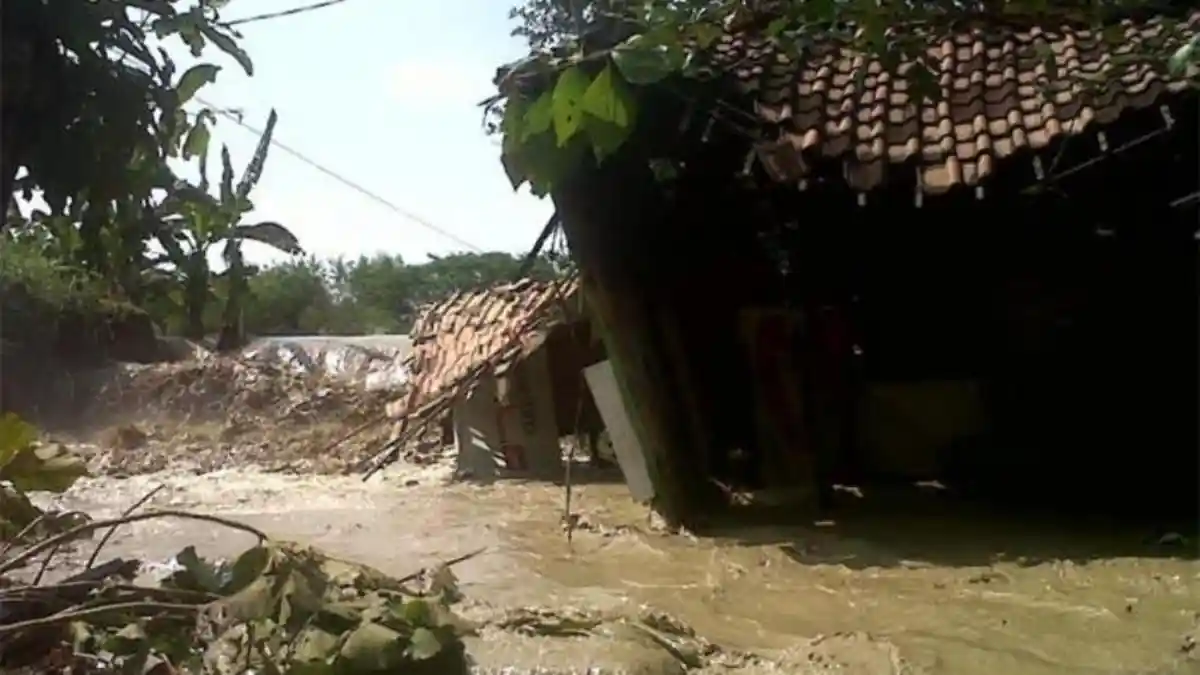 Satu Keluarga Tewas  Dalam Mobil  Akibat Diterjang Banjir Lumpur di Banten