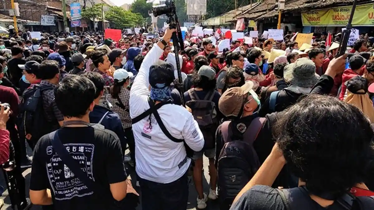 BREAKING NEWS : Massa Aksi #GejayanMemanggil Jilid 2 Mulai Padati Pertigaan Gejayan-Colombo