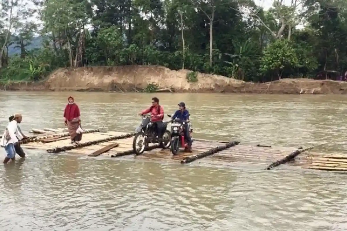 Warga 2 Pekon di Bandar Negeri Suoh Lampung Barat Pilih Rakit saat Seberangi Way Semaka