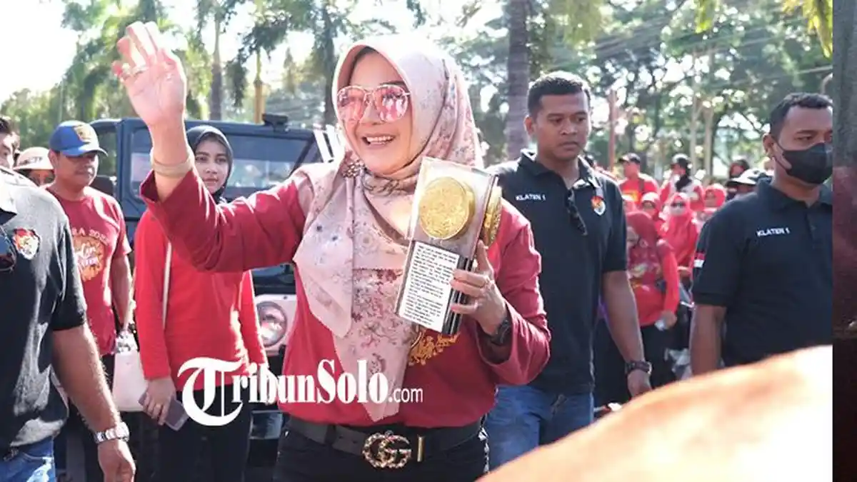 Kerja Keras Terbayar, Bupati Sri Mulyani Kirab Piala Adipura, Disambut Meriah Warga Klaten