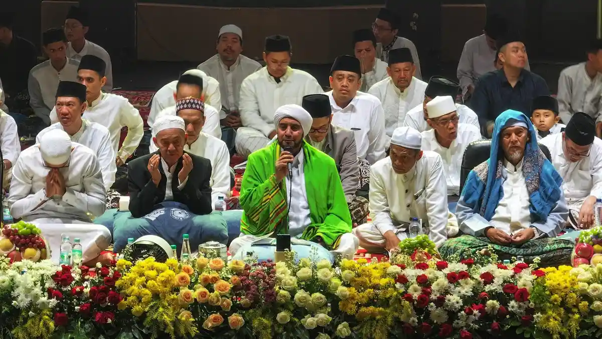 Habib Syech Hadir di Lirboyo Kediri, Ribuan Santri dan Warga Larut dalam Sholawat