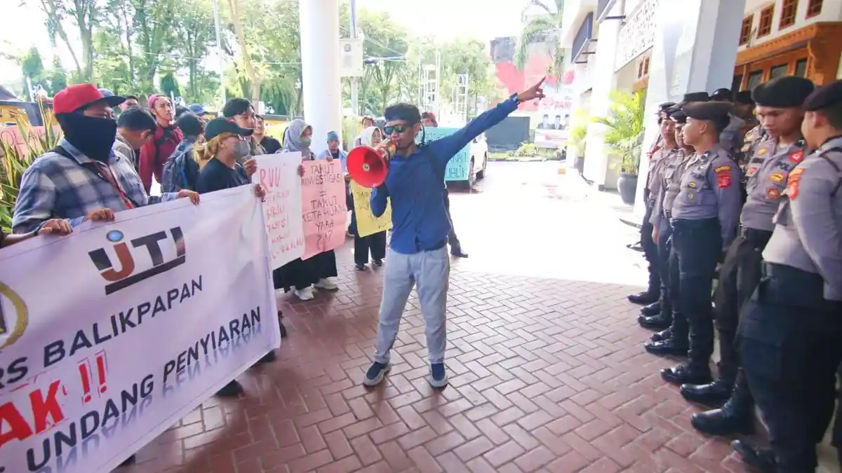 Sorot Pasal 8A Ayat 1 Huruf q RUU Penyiaran, Jurnalis Balikpapan Demo di DPRD Balikpapan
