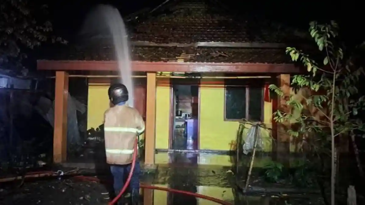 Dapur Rumah Warga Jombang Terbakar Dini Hari, Kerugian Capai Rp 20 Juta
