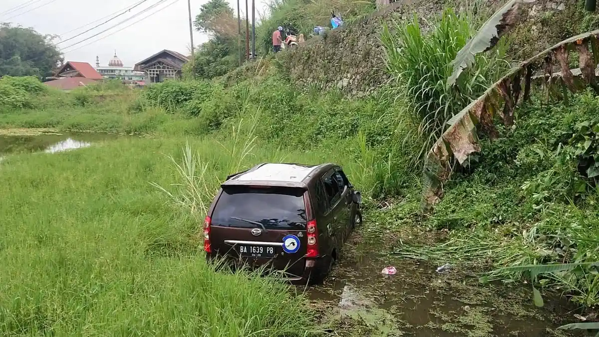 Tidak Menguasai Jalan, Minibus Terjun ke Sawah di Pandai Sikek Tanah Datar
