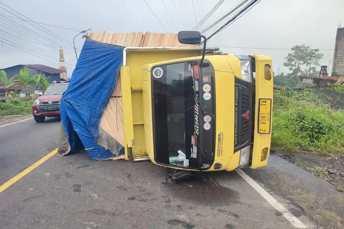 Kronologi Truk Pengangkut Triplek Terguling di Tanjakan Kertek Wonosobo