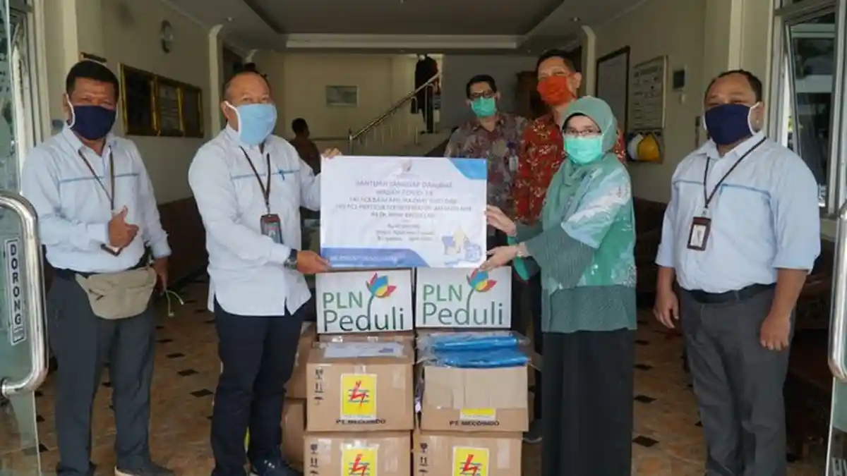 Bantu Tenaga Medis Hadapi Corona, PLN Serahkan Bantuan Masker & Baju Hazmat ke RS Dr Rivai Abdullah
