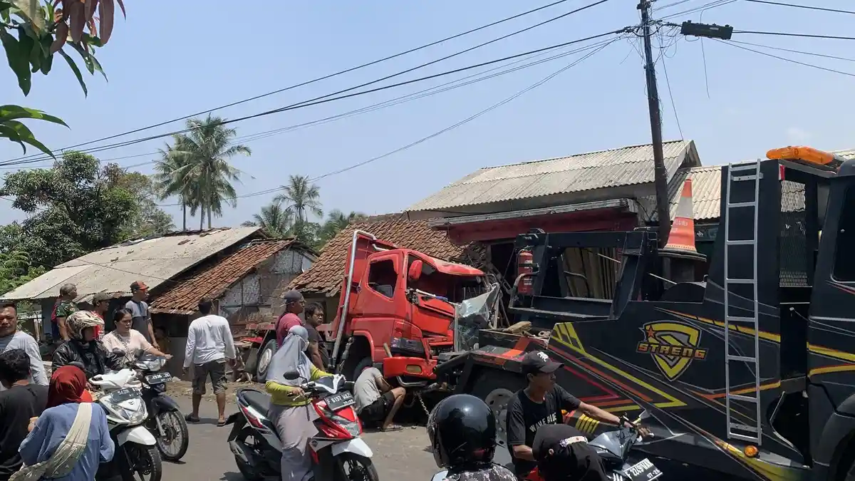 BREAKING NEWS, Truk Bermuatan Semen Tabrak Rumah Warga dan Pengendara Motor di Cianjur