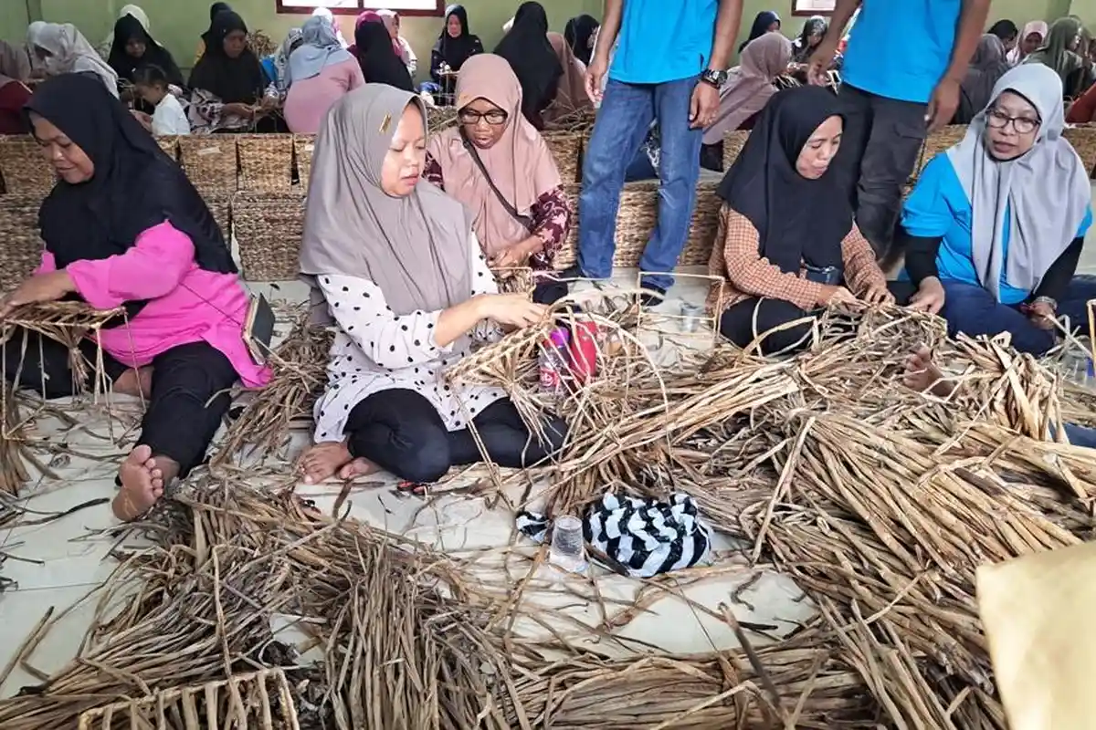 Potret Emak-emak Penganyam Keranjang Eceng Gondok di Kalisalak Banyumas, Sehari Kantongi Rp60 Ribu