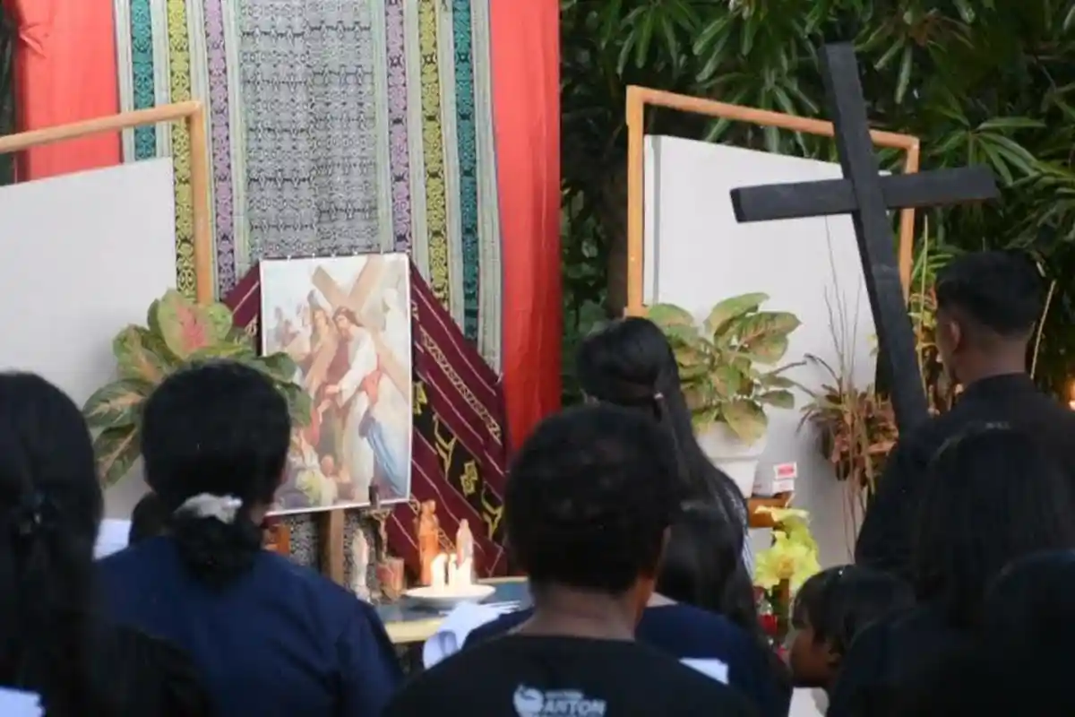 Umat Paroki Waibalun Khusyuk Ikuti Jalan Salib Sambut Pekan Suci Paskah 2024