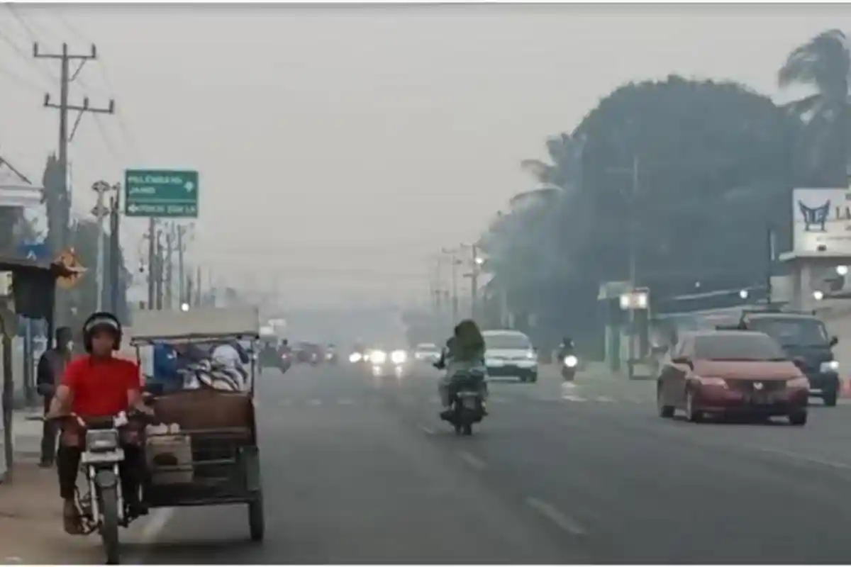 Warga Indralaya OI Keluhkan Mata Perih dan Gampang Lelah Gara-gara Kabut Asap Karhutla