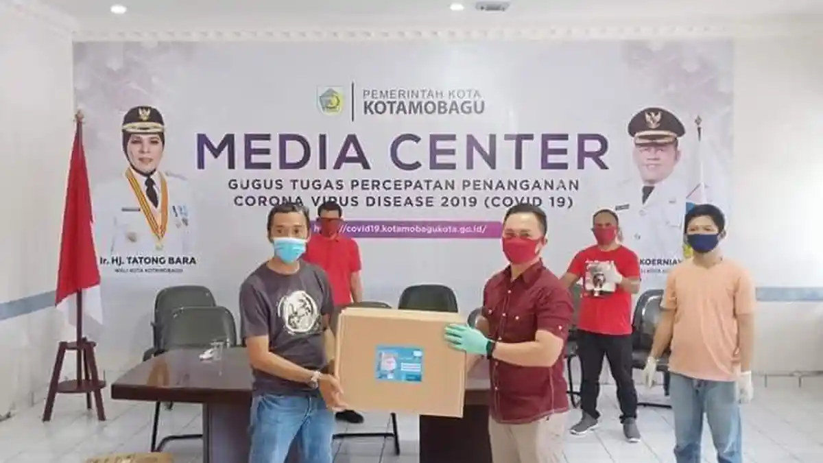 PDIP Perang Lawan Covid-19, Rocky Wowor Distribusikan APD ke RS di Bolmong Raya