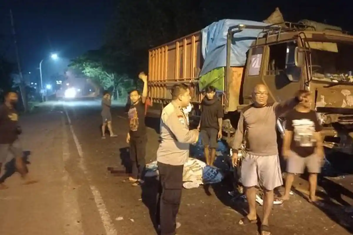 Kecelakaan Maut di Gresik, Diduga Mengantuk, Pemotor Tabrak Truk di Jalan Raya Cerme, Satu Tewas