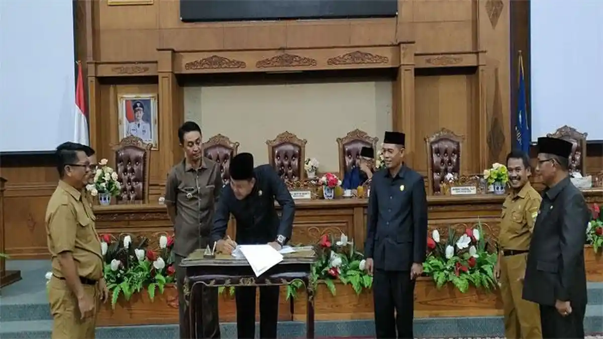 Sah, Ketua DPRD Muaro Jambi Ketuk Palu APBD Perubahan