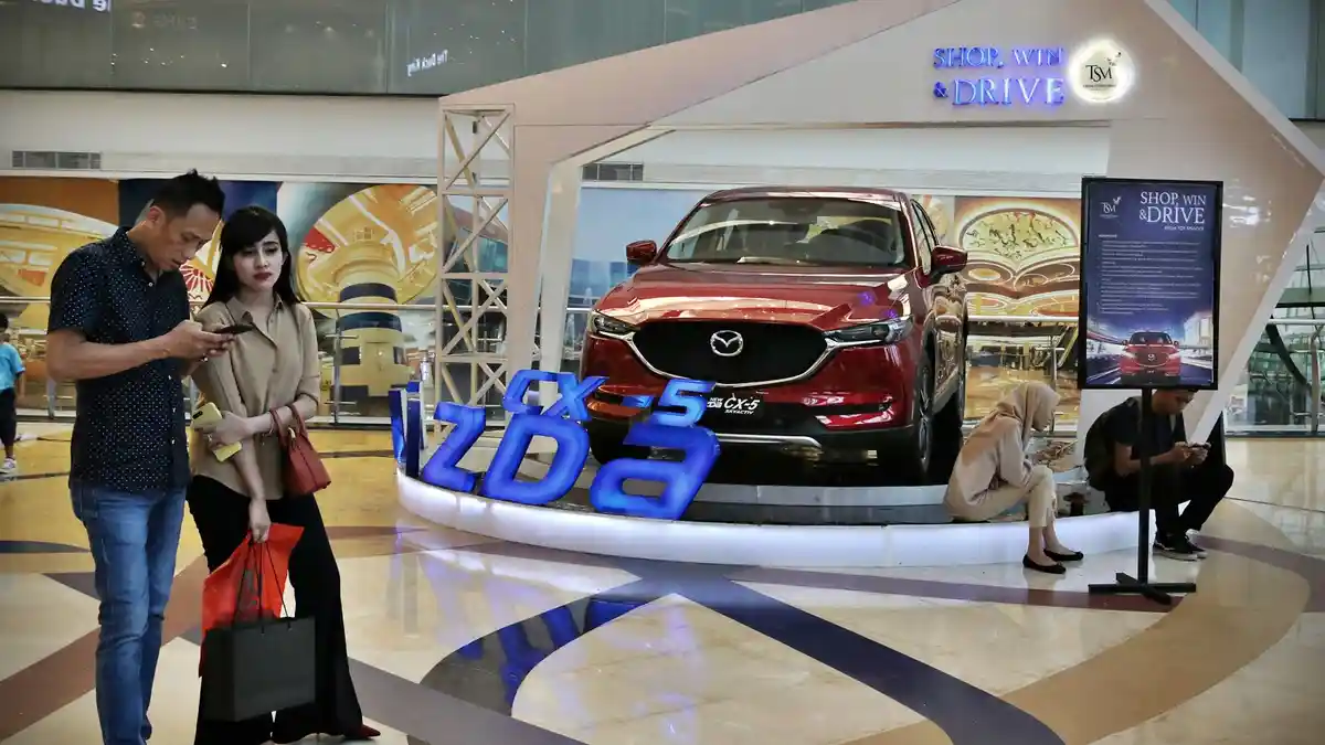 FOTO-FOTO: Program Shop, Win and Drive TSM Berhadiah Mobil Mazda CX-5 - melintas-di-depan-mobil-mazda-cx-5.jpg