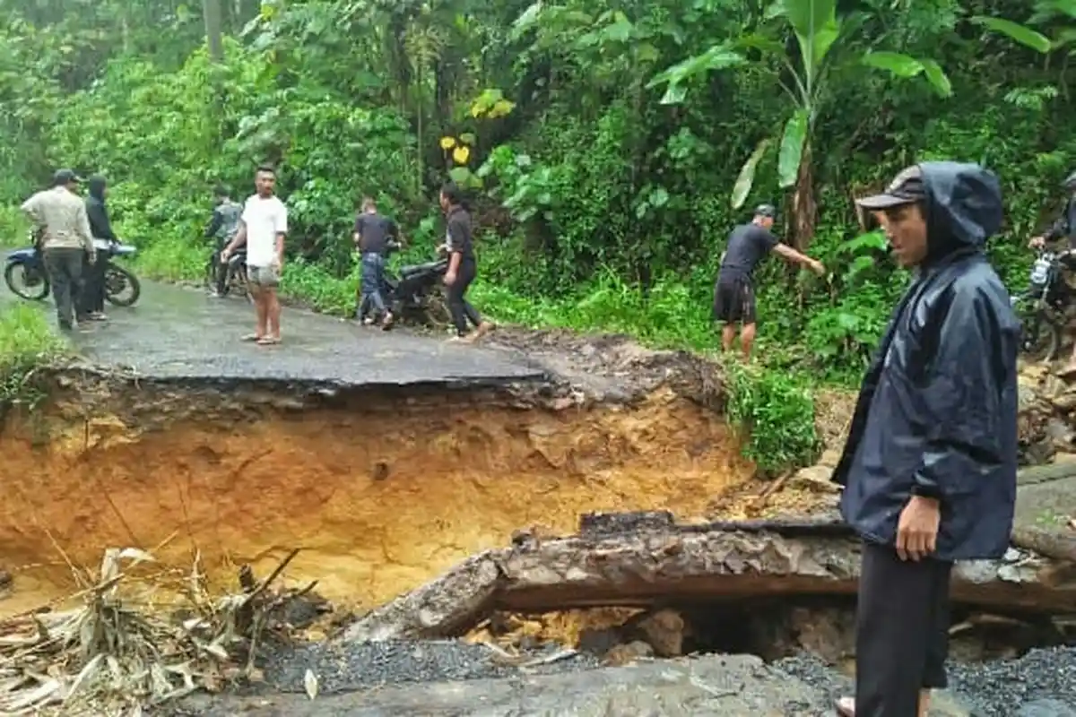 Breaking News Banjir di Lampung, Jalan di Cukuh Balak Putus karena Tertutup Longsor