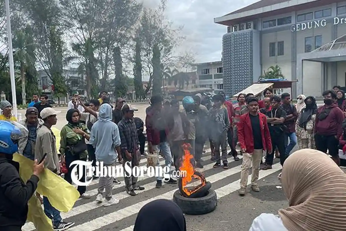 Massa Aksi Pedagang Kaki Lima Mulai Bakar Ban Bekas di Depan Kantor Wali Kota Sorong 