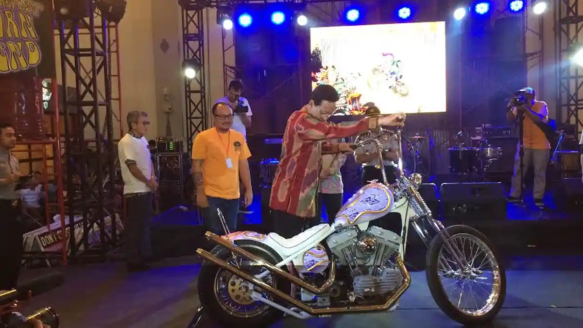 REALTIME NEWS: Sultan Naiki 'Kebo Bule' di Pembukaan Kustomfest 2016