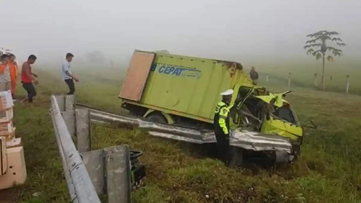 Truk Box Ekspedisi Hantam Pembatas Jalan Tol Solo-Ngawi, Diduga Pengemudi Mengantuk saat Berkendara