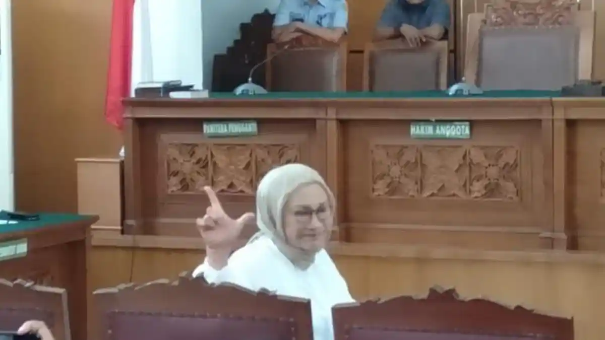 Pose Dua Jari Ratna Sarumpaet di Sidang Vonis Kasus Hoaks