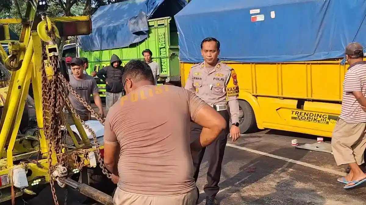 Suami Istri Tewas dalam Kecelakaan Adu Banteng 2 Truk, Anak Berusia 5 Tahun Dirawat di RS