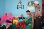 Kapolres Kendal Beri Bantuan ke Mbah Sapar Rumahnya Ludes Terbakar