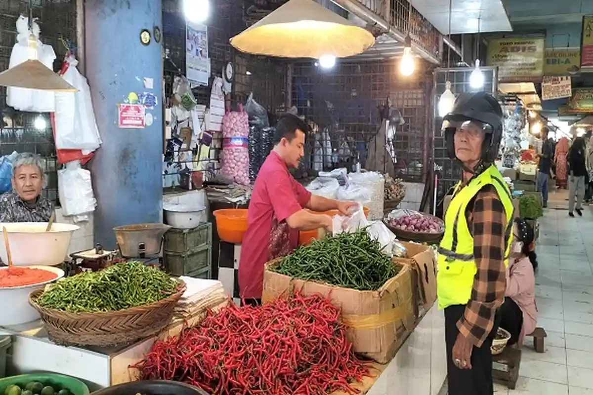 Harga Cabai Merah Tembus Rp 56 Ribu Per Kg di Pasar Raya Padang, Pedagang Sebut, tidak Sepi Pembeli