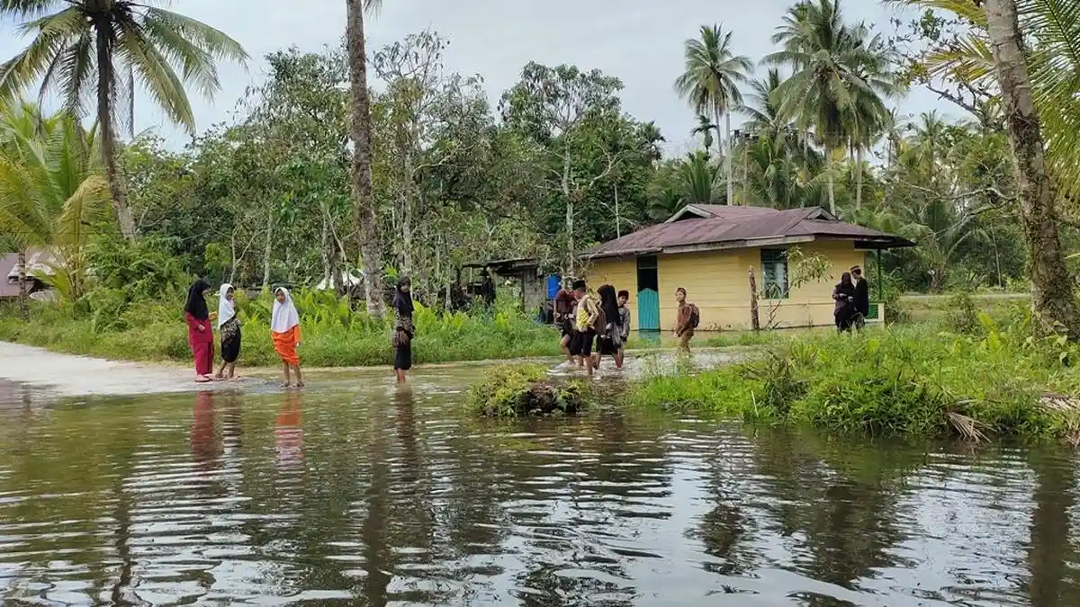 Banjir Rob di Lingga, Warga Desa Sungai Buluh Prediksi Air Makin Tinggi Hari Ini