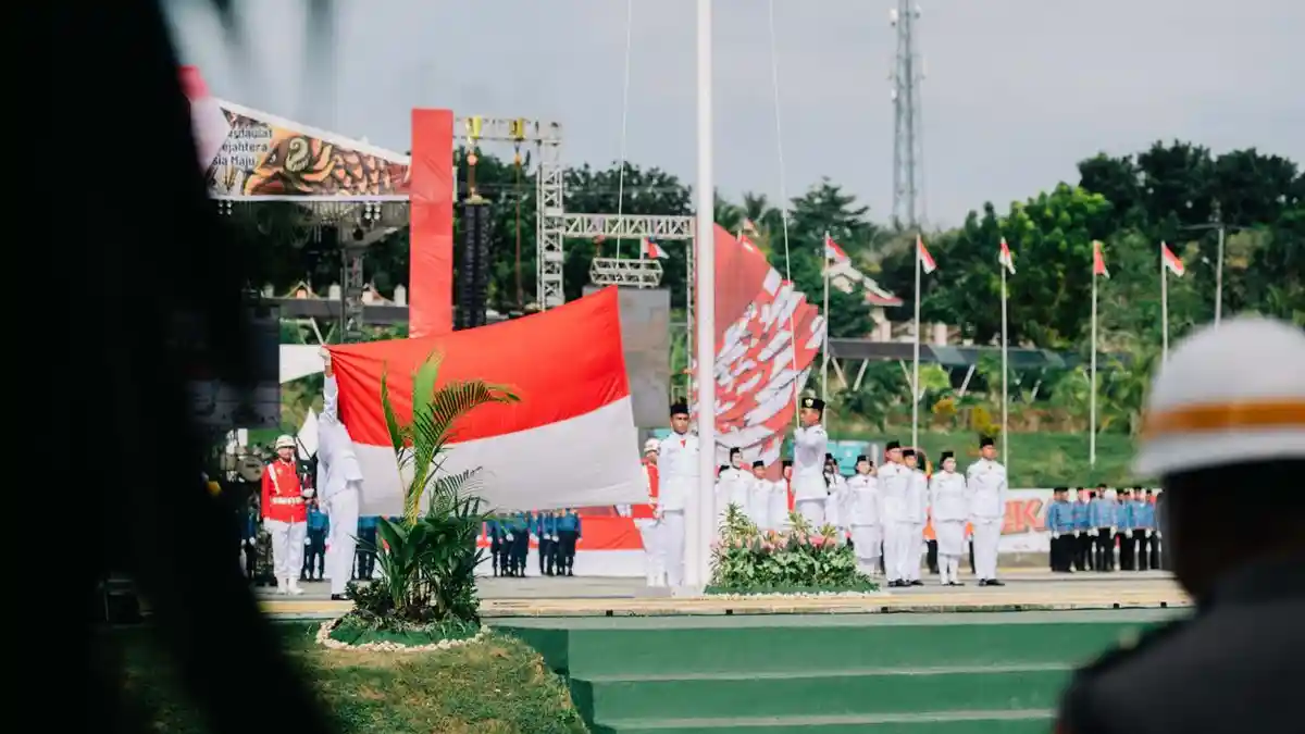 Upacara HUT Kemerdekaan, Bupati Banggai Bagikan Satyalencana Karya Satya
