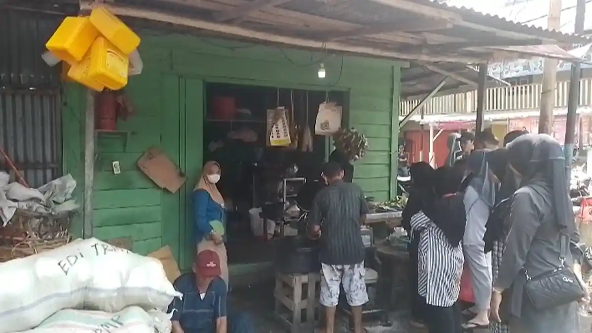 Sehari Jelang Lebaran, Warga Buru Santan Kelapa di Pasar Inpres Tarempa Anambas